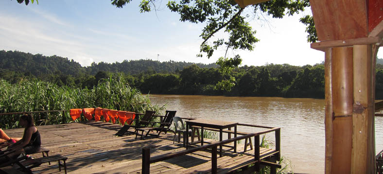 Uitzicht van de Billit Adventure Lodge op de Kinabatanganrivier